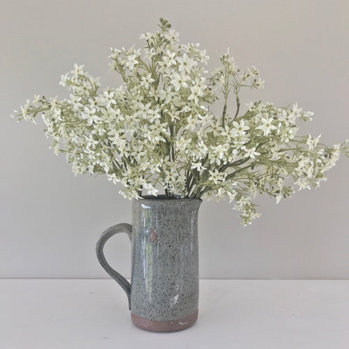 Pretty white star flower stems, perfect for adding a touch of effortless style to your home.  Each bundle has 3 sprays with gorgeous little white flowers. Looks beautiful  displayed in glass or ceramic vase with 2 or 3 bundles.
